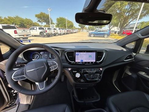 Used 2025 Chrysler Pacifica Select FWD image 15