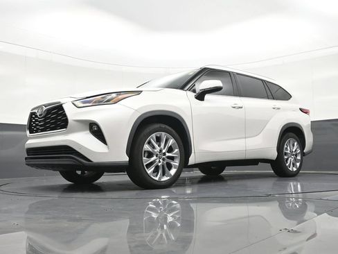 Used 2021 Toyota Highlander Limited FWD image 24