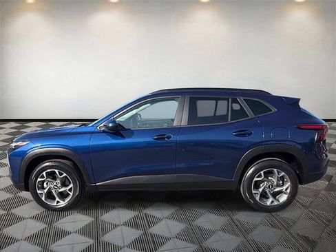 Used 2024 Chevrolet Trax LT w/ LT Convenience Package FWD image 8