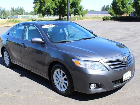 Used 2011 Toyota Camry XLE w/ XLE Extra-Value Pkg #2 FWD image 1