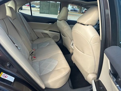 Used 2018 Toyota Camry XLE image 12