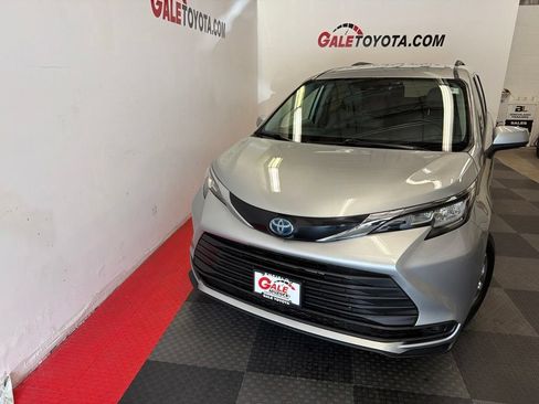 Used 2021 Toyota Sienna LE FWD image 3