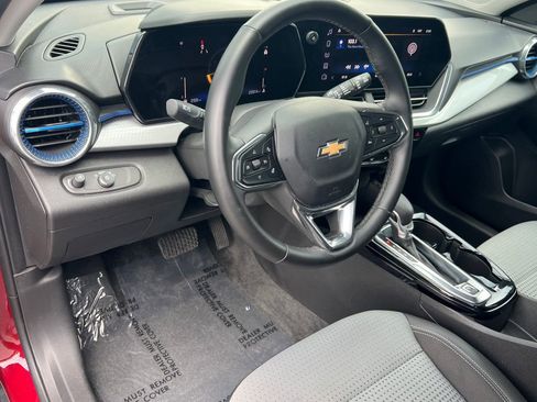 Used 2025 Chevrolet Trax LT w/ LT Convenience Package FWD image 20
