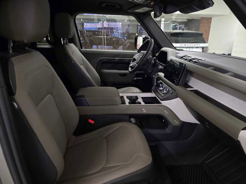 Used 2025 Land Rover Defender 90 X-Dynamic SE image 11