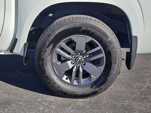 Used 2025 Nissan Frontier SV w/ SV Convenience Package image 32