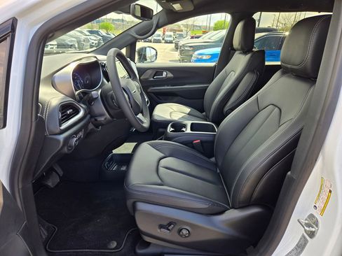 New 2026 Chrysler Pacifica Select FWD image 13
