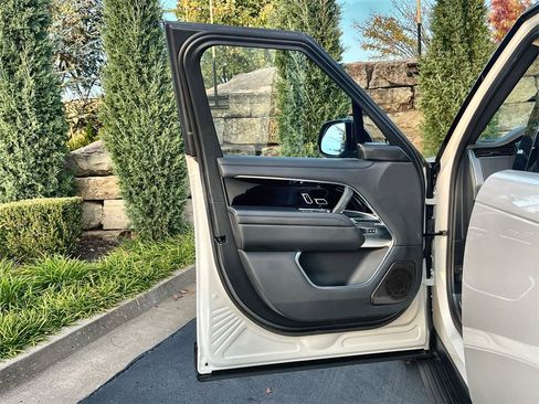 Used 2024 Land Rover Range Rover Autobiography image 17