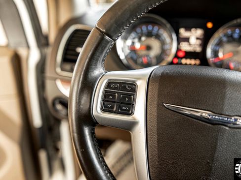 Used 2015 Chrysler Town & Country Touring image 23