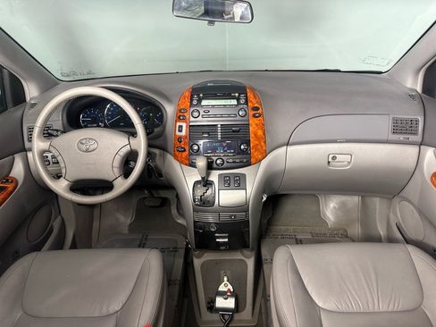 Used 2010 Toyota Sienna XLE image 17