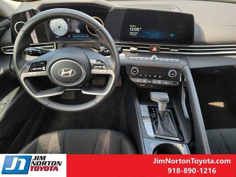 Used 2025 Hyundai Elantra SEL FWD image 26