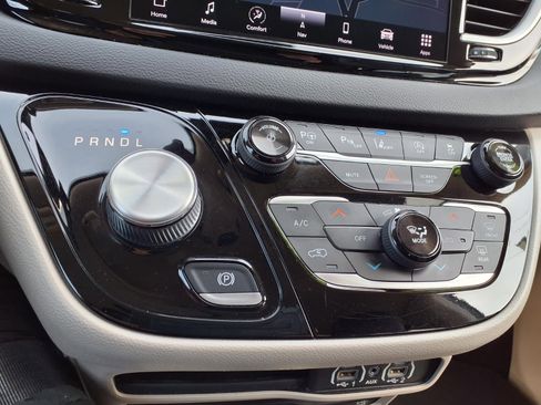 Certified 2022 Chrysler Pacifica Touring-L w/ Uconnect Theater Family Group image 6