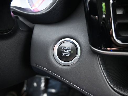 Used 2020 Toyota Highlander LE AWD/4WD image 33