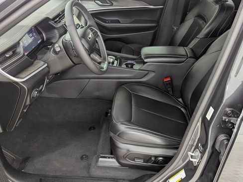 Used 2025 Jeep Grand Cherokee Limited image 24