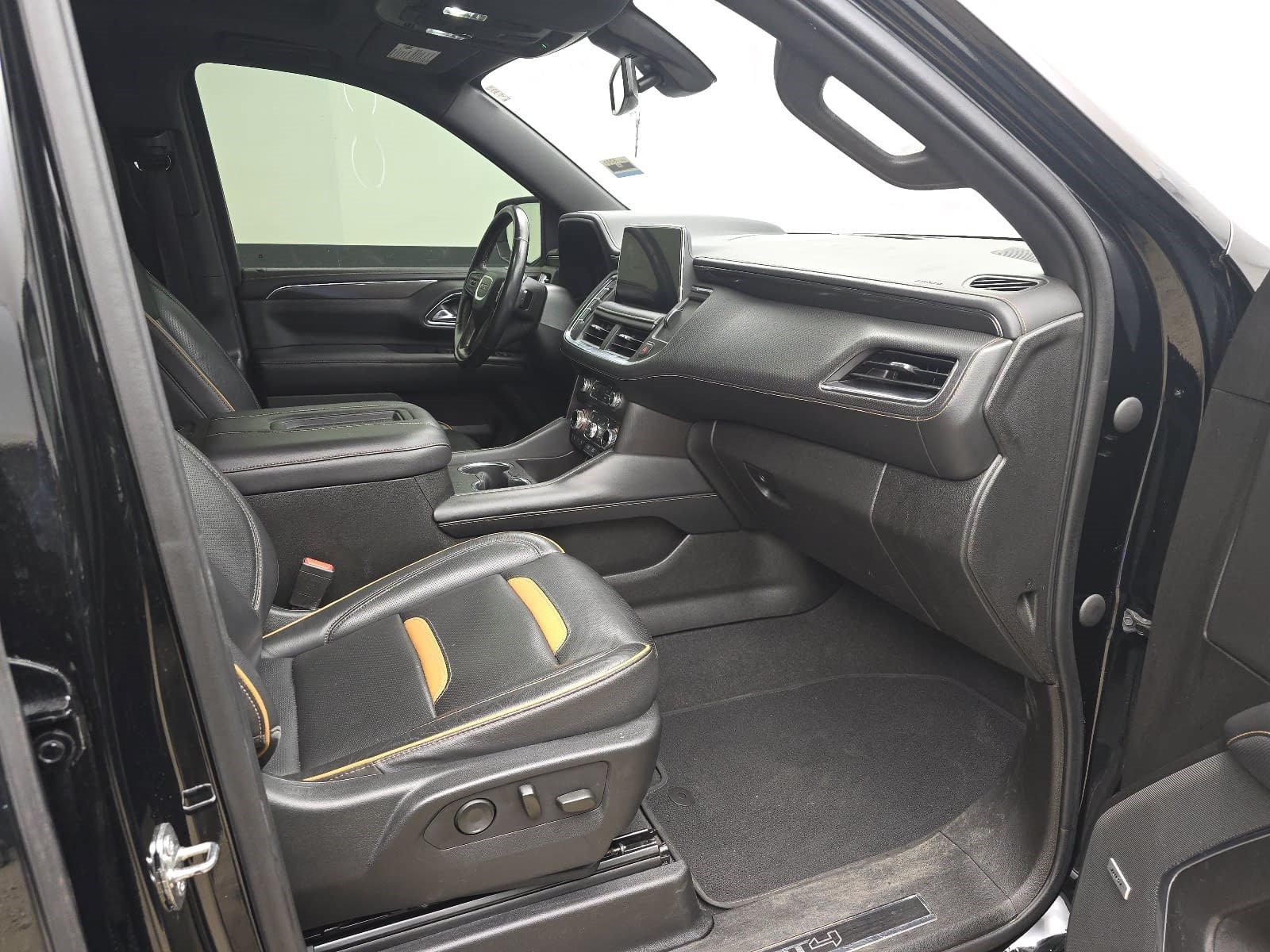 Used 2021 GMC Yukon XL AT4 w/ AT4 Premium Plus Package AWD/4WD image 16