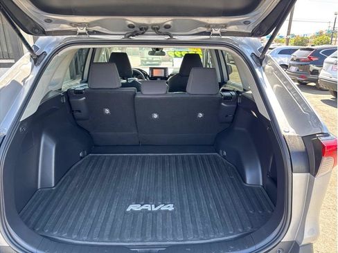 Used 2022 Toyota RAV4 LE FWD image 5