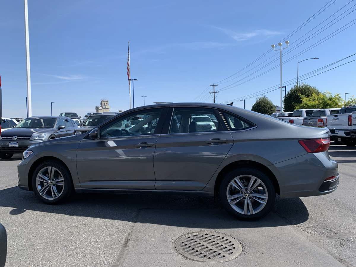 Used 2024 Volkswagen Jetta SE FWD image 4