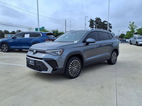 Certified 2025 Volkswagen Taos SE FWD image 8
