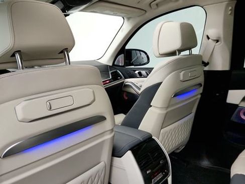 Used 2025 BMW X7 M60i AWD/4WD image 47