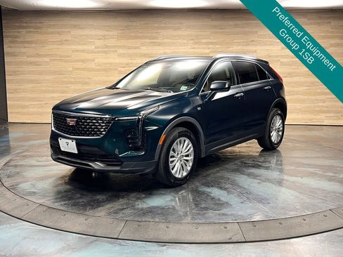 Used 2024 Cadillac XT4 Luxury w/ Cold Weather Package FWD image 5