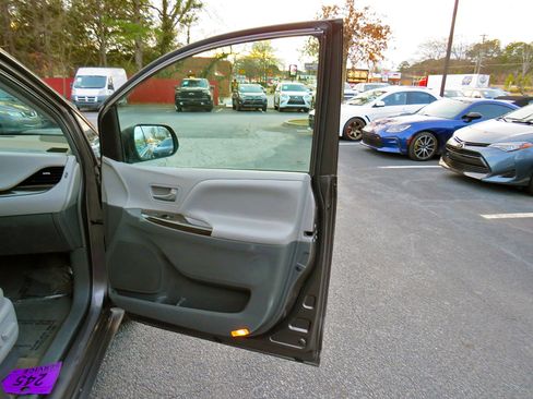 Used 2015 Toyota Sienna XLE Premium image 22