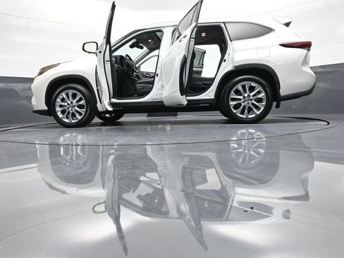 Used 2024 Toyota Highlander Limited AWD/4WD image 51