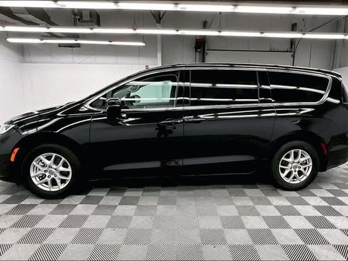 Used 2023 Chrysler Pacifica Touring-L FWD image 14