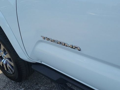Used 2022 Toyota Tacoma Limited image 9