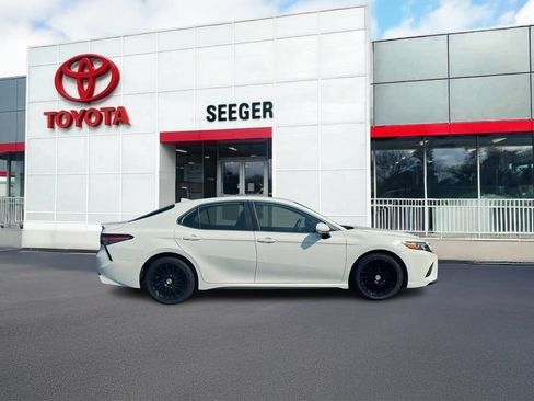 Used 2019 Toyota Camry SE w/ Convenience Package FWD image 2