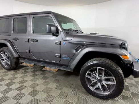 Used 2024 Jeep Wrangler Unlimited w/ Convenience Group AWD/4WD image 2