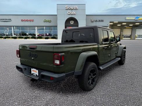 Used 2022 Jeep Gladiator Sport AWD/4WD image 2