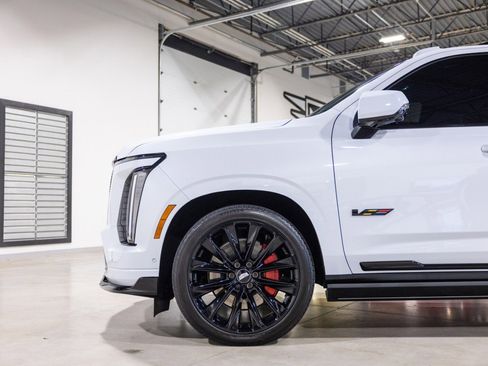 Used 2026 Cadillac Escalade V w/ LPO, ONYX Package AWD/4WD image 17