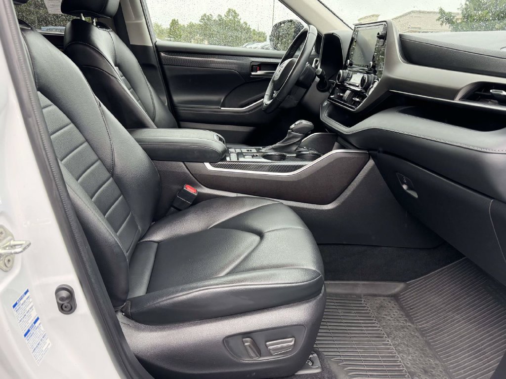 Used 2022 Toyota Highlander XLE AWD/4WD image 13