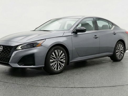 Used 2025 Nissan Altima 2.5 SV image 3