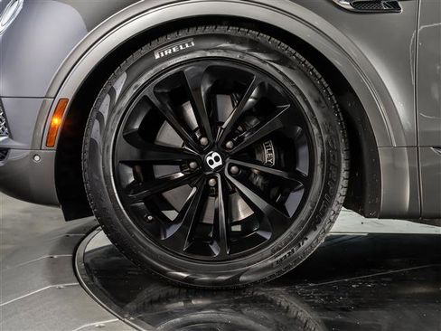 Used 2018 Bentley Bentayga image 17