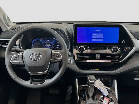 Used 2025 Toyota Highlander Platinum AWD/4WD image 20
