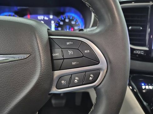 Used 2022 Chrysler Pacifica Touring-L image 25