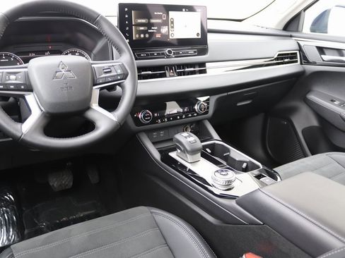 Used 2025 Mitsubishi Outlander SE image 4