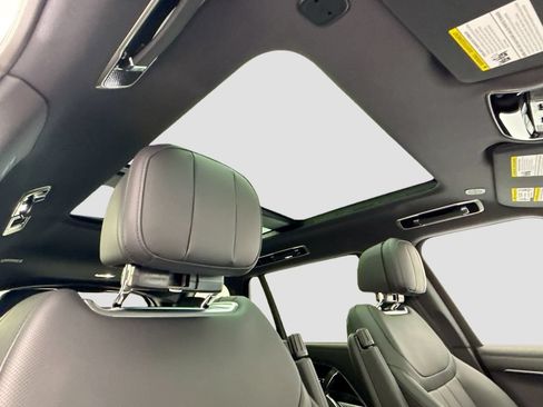 New 2026 Land Rover Range Rover Long Wheelbase SE AWD/4WD image 18