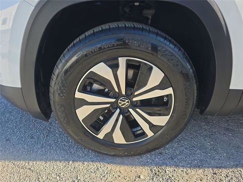 Used 2025 Volkswagen Atlas Cross Sport SE image 6