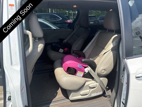 Used 2019 Toyota Sienna XLE w/ XLE Navigation Package FWD image 14