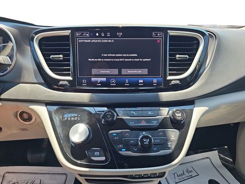 Used 2023 Chrysler Pacifica Touring-L FWD image 20