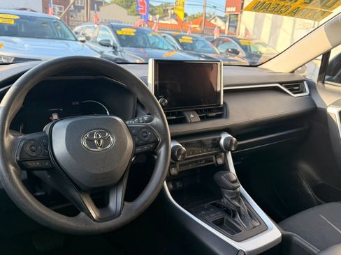 Used 2024 Toyota RAV4 XLE FWD image 17