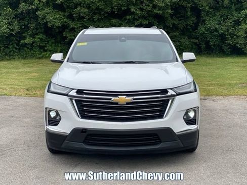 Used 2023 Chevrolet Traverse LT FWD image 2