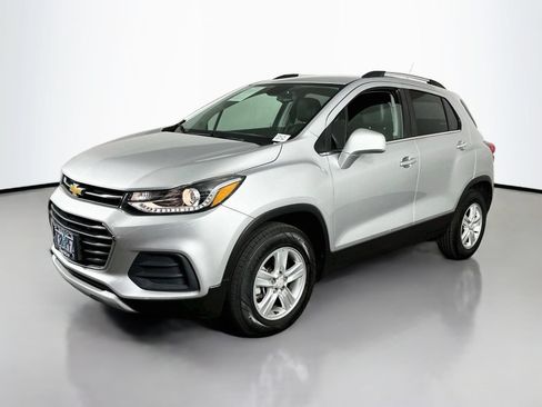 Used 2020 Chevrolet Trax LT w/ LT Convenience Package AWD/4WD image 3