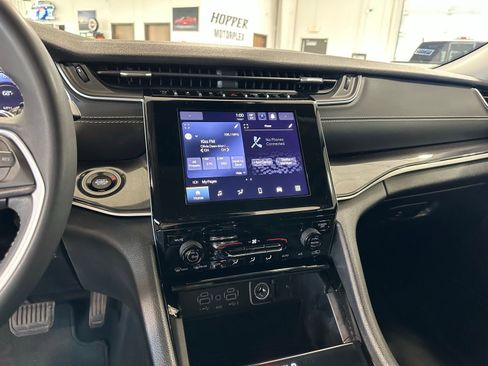 Used 2023 Jeep Grand Cherokee L Laredo image 24