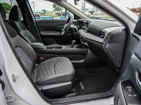 Used 2025 Nissan Kicks SV image 15