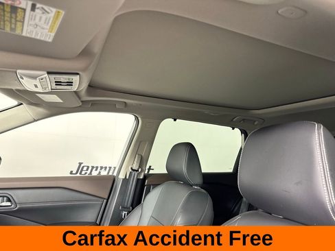 Used 2023 Nissan Rogue SL w/ SL Premium Package image 3