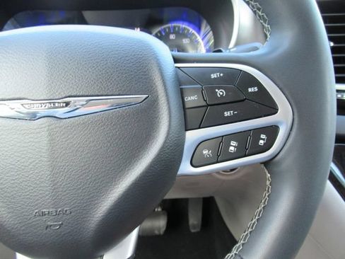 Used 2023 Chrysler Pacifica Touring-L FWD image 24
