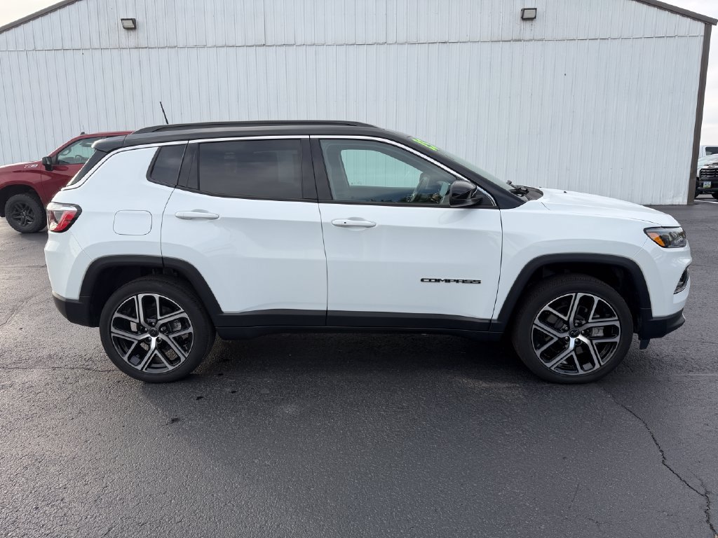 Used 2025 Jeep Compass Limited AWD/4WD image 4