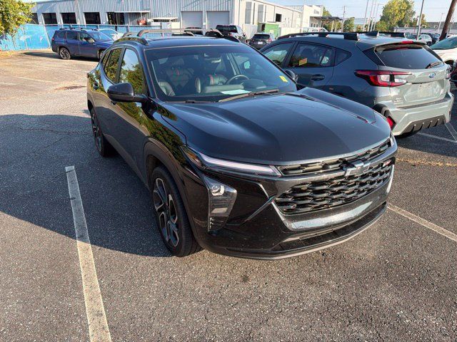 Used 2024 Chevrolet Trax RS w/ Sunroof Package FWD image 3